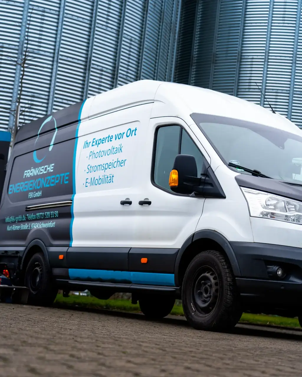 Firmenwagen der FEK GmbH vor einem Projekt