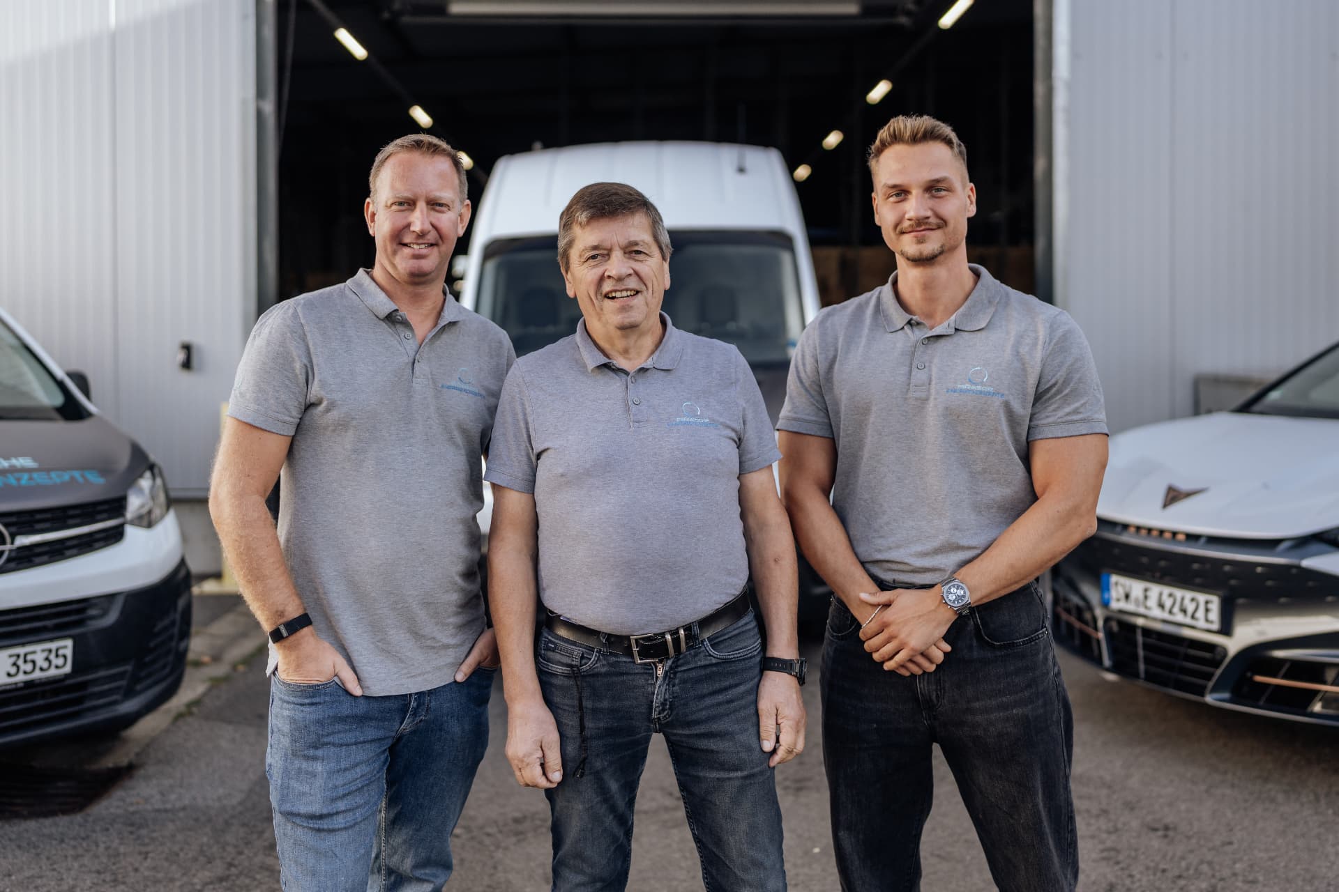 FEK-Team mit Servicefahrzeug vor dem Firmensitz